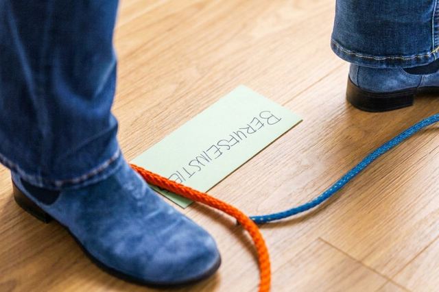 Zwei Seile am Boden, ein Fuß auf einer Karte