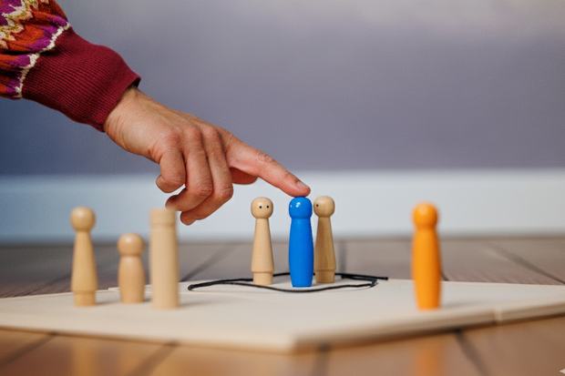 Eine Hand zeigt auf eine Figur auf dem Systembrett
